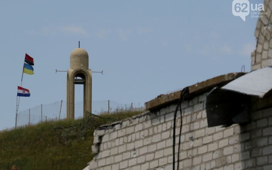 Боевики заминировали оставленные позиции в Широкино и уже начинают их обстреливать / © 0629.com.ua