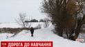 На хуторе под Киевом девочка не может попасть в школу из-за отсутствия дорог