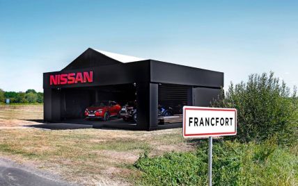 Nissan потролил Франкфуртский автосалон сельским "шоу". Видео