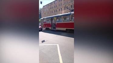 У Києві сталася незвична ДТП - трамвай без водія зʼїхав згори та на своєму шляху протаранив десятки машини