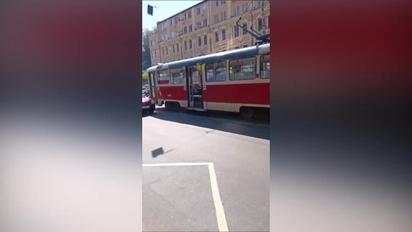 У Києві сталася незвична ДТП - трамвай без водія зʼїхав згори та на своєму шляху протаранив десятки машини