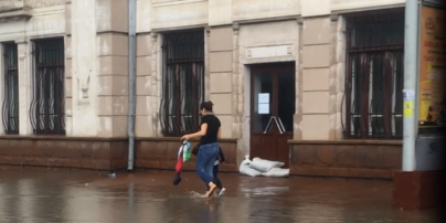 В результате сильных ливней в Черновцах затопило железнодорожный вокзал