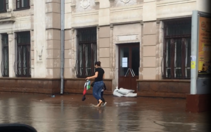 В результате сильных ливней в Черновцах затопило железнодорожный вокзал
