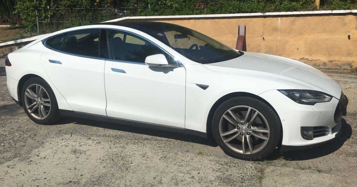 Tesla Model S не пустили в Украину по заниженной цене
