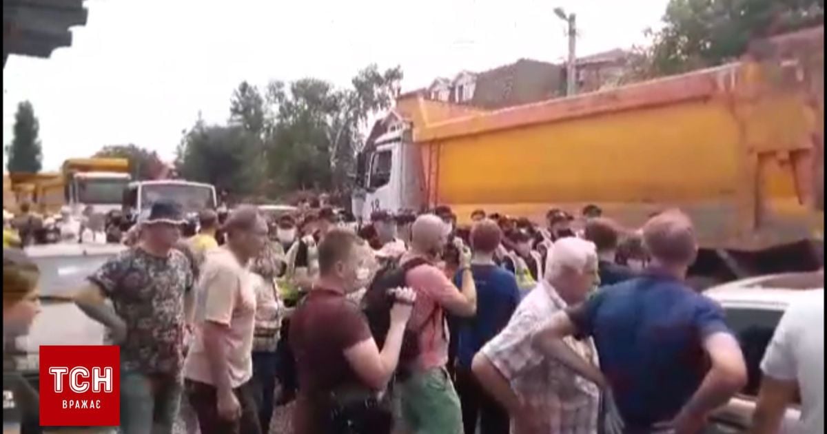 На Русановских садах в Киеве со схватками продолжают строить мост на Троещину