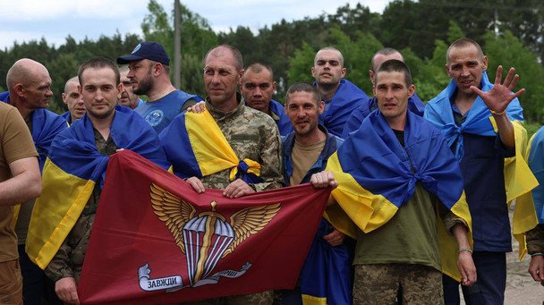 Усі 307 звільнених захисників — чоловіки, представники рядового та сержантського складу. / © Володимир Зеленський