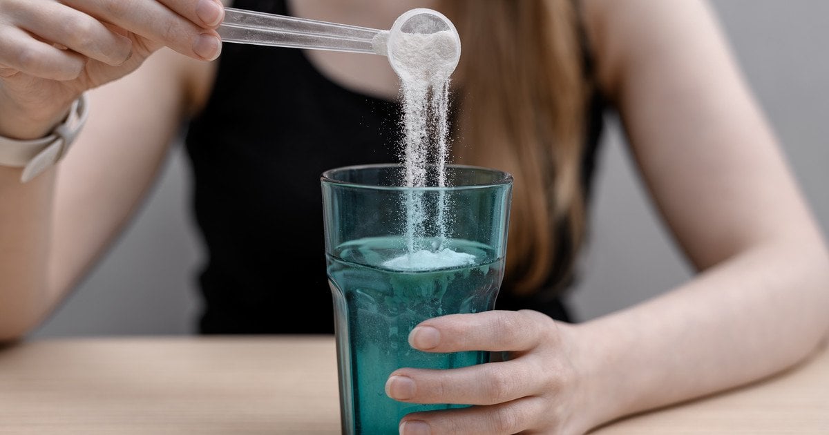 Жінка розчиняє колагенові добавку у склянці води