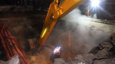 Жахливий інцидент у Києві дівчина впала в яму з гарячою водою_5