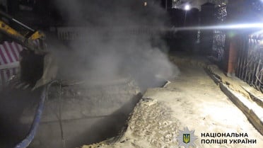 Жахливий інцидент у Києві дівчина впала в яму з гарячою водою_8