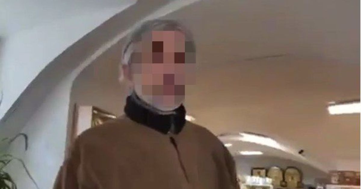 Сторонник УПЦ МП атаковал журналиста на территории Киево-Печерской лавры