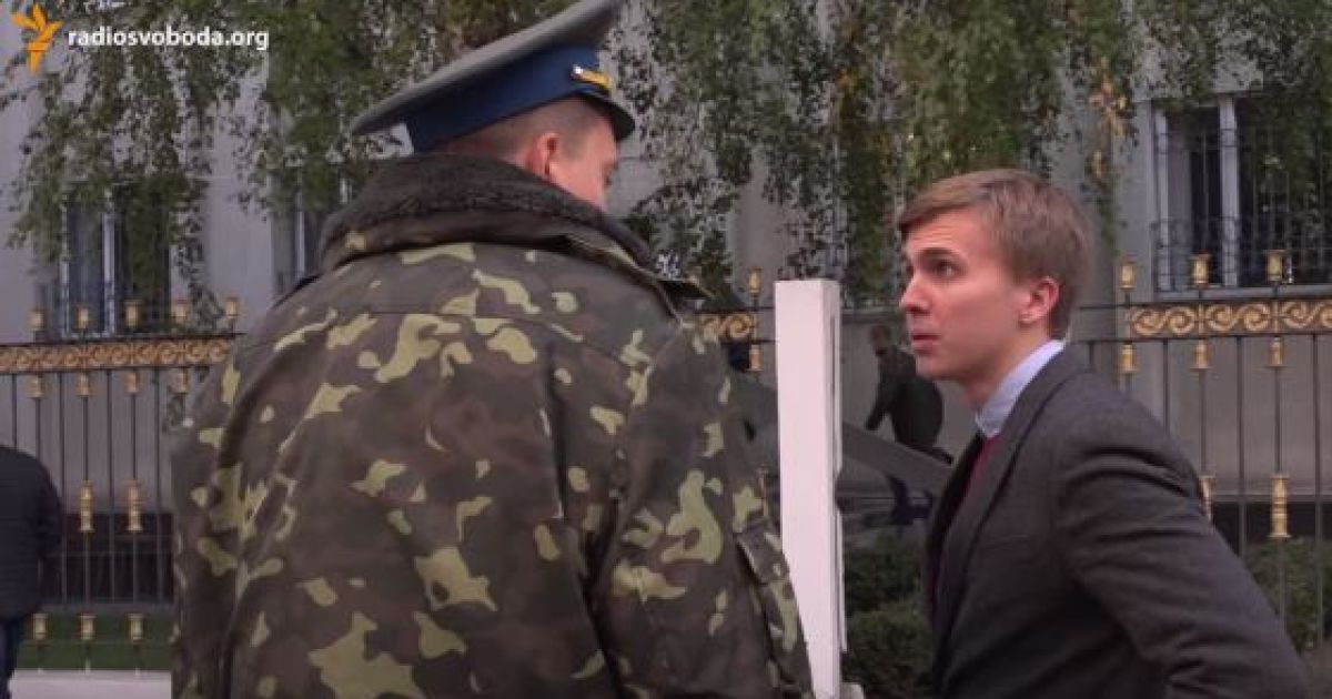 Журналиста дергали за пиджак