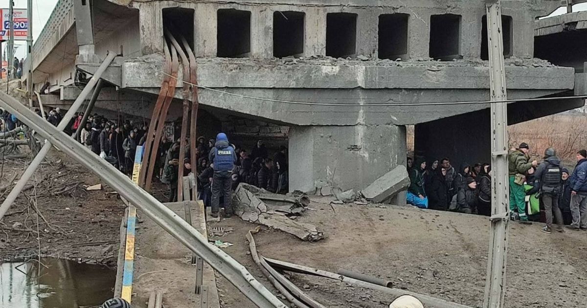Жителі міста Ірпінь на Київщині змушені тікати від російських окупантів через зруйнований міст: фото