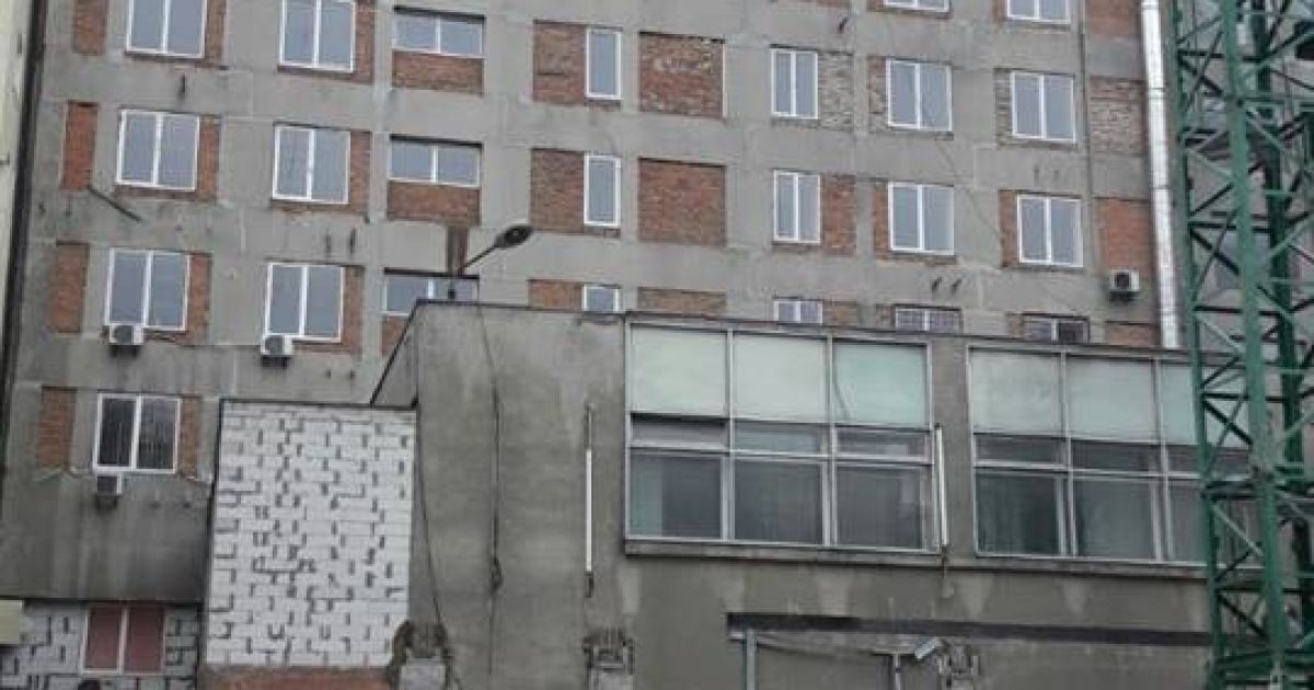 Демонтаж надбудови на будинку профспілок_1 / © Facebook/Дмитрий Белоцерковец