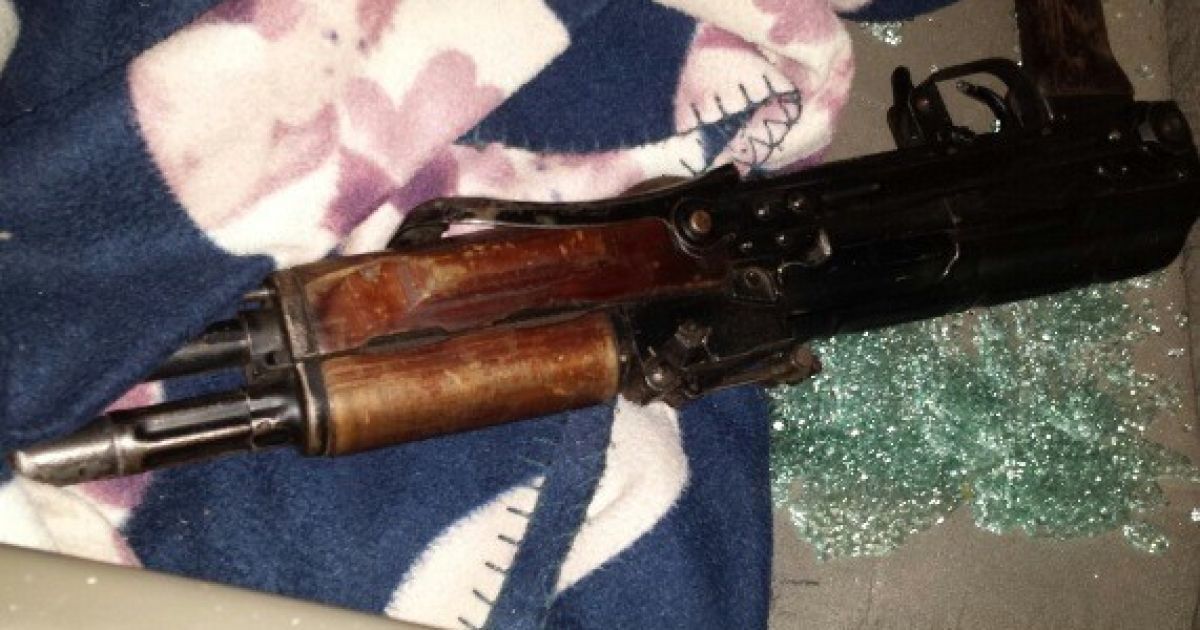 На Закарпатті п'яний чоловік посеред села відкрив вогонь із автомата, підстреливши поліцейського