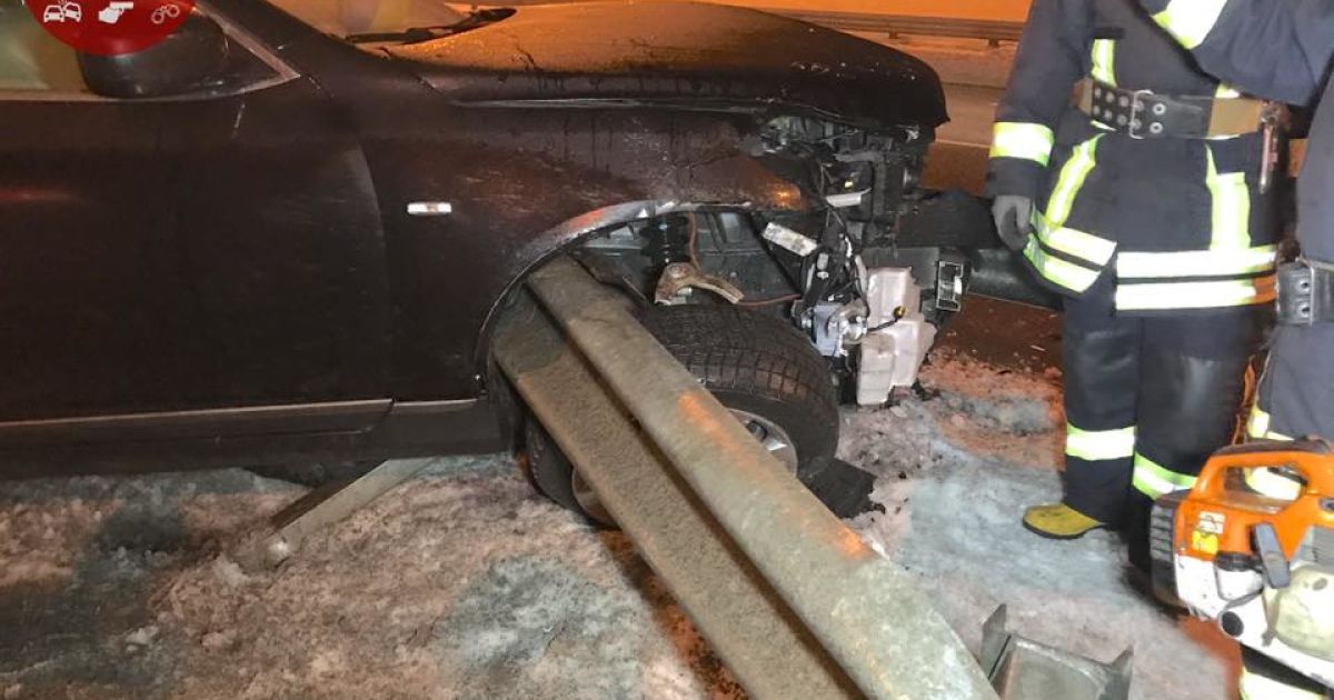 У Києві авто нахромилося на відбійник_9 / © Киев Оперативный