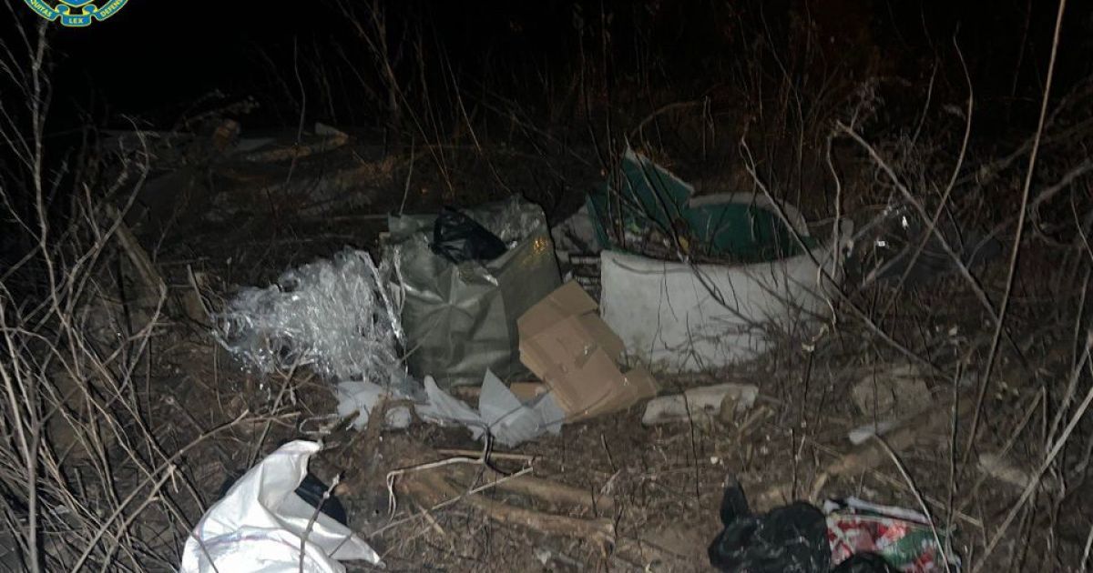 У Києві на пустирі знайшли 20 урн з прахом