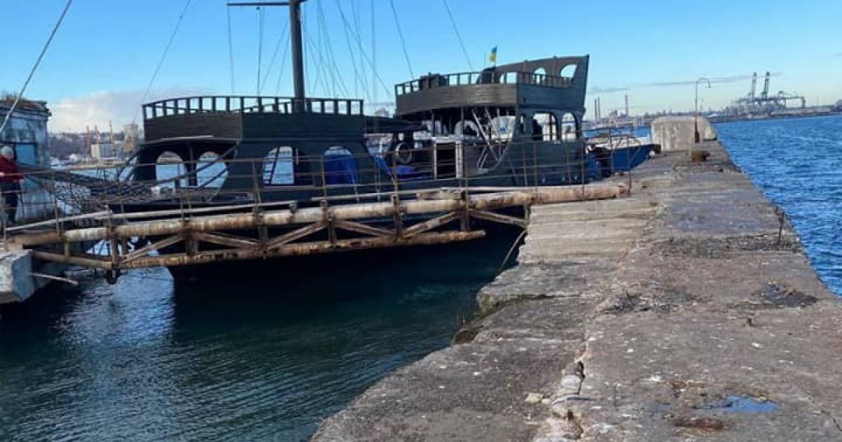 Наїхала на огорожу в морі: в Одесі 25-річна жінка поцупила яхту, щоб потрапити до Миколаєва
