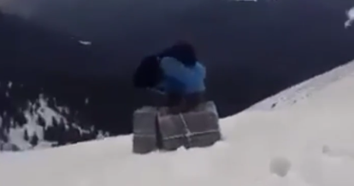 "Сигаретные контрабандисты" через Карпаты переносят коробки в Румынию: преступники стали героями соцсетей (видео)