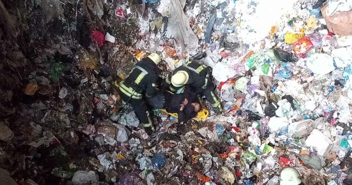 побутові відходи, рятувальники_2 / © ГУ ДСНС у Києві