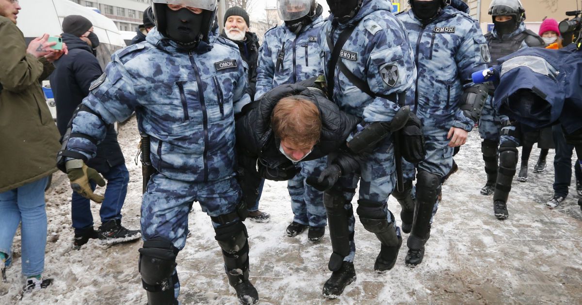 Митинги в России: задержали уже более тысячи человек, ОМОН применяет электрошокер и газ