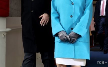 У стильному пальті і квітковій масці: 80-річна спікерка Палати представників США на інавгурації Байдена