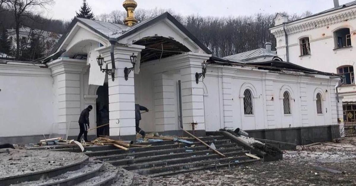 Тільки монахи та сотні біженців: Зеленський повідомив про наслідки обстрілу окупантами Святогірської лаври