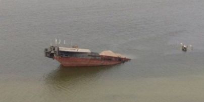 На Херсонщине затонула баржа: в воду попала нефть