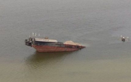 На Херсонщине затонула баржа: в воду попала нефть