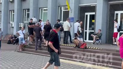 В Киеве под ЦНАПами образовались безумные очереди