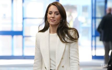 В жакете Zara и белых кедах: принцесса Уэльская приехала в колледж и впечатлила спортивной формой