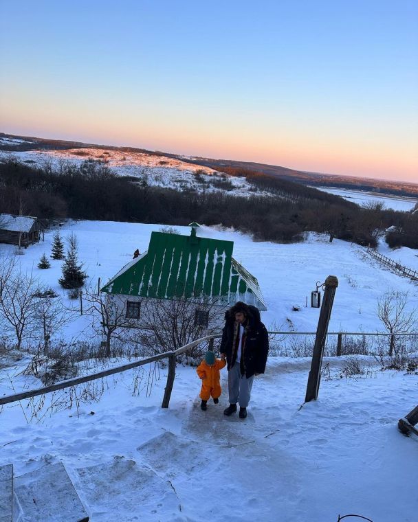 Кацуріна на відпочинку з Дантесом і дітьми на Полтавщині / © instagram.com/dasha_katsurina