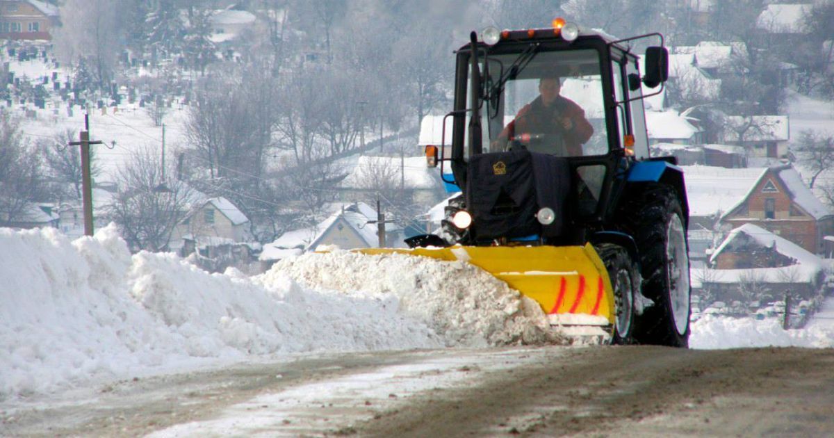 Сніг на великих дорогах розчистили, тепер борються з ожеледицею