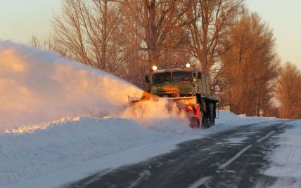 Зі снігового полону на українських дорогах визволили тисячу людей