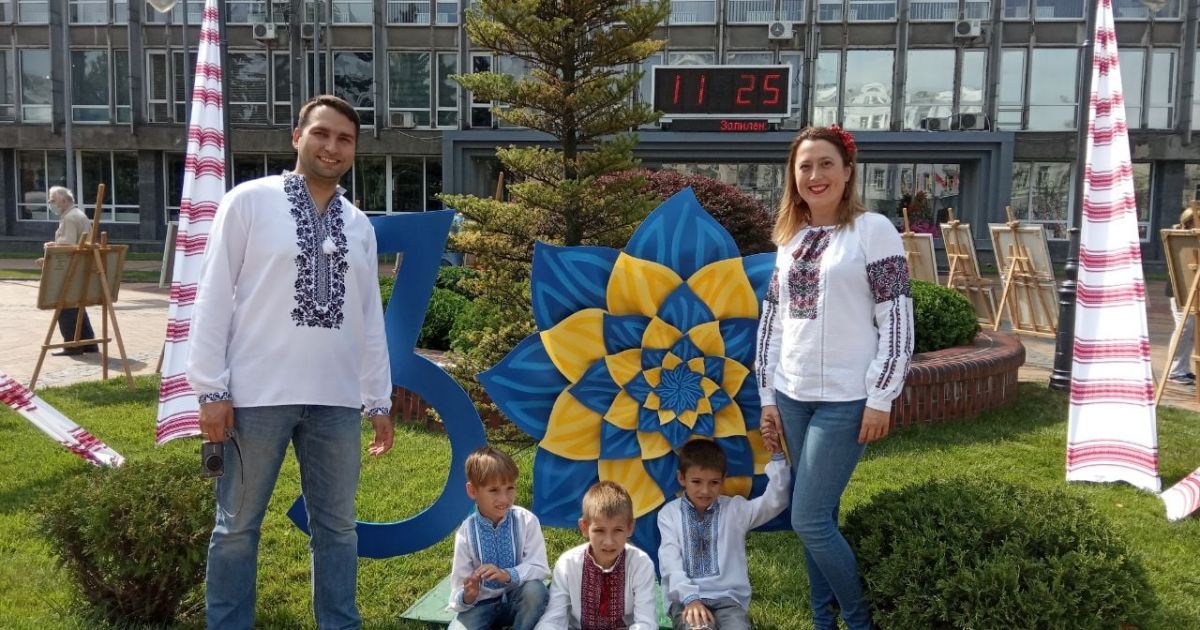 Называли мамой и папой всех, кто им улыбнется: как семья АТОшника решилась на усыновление сразу трех сыновей