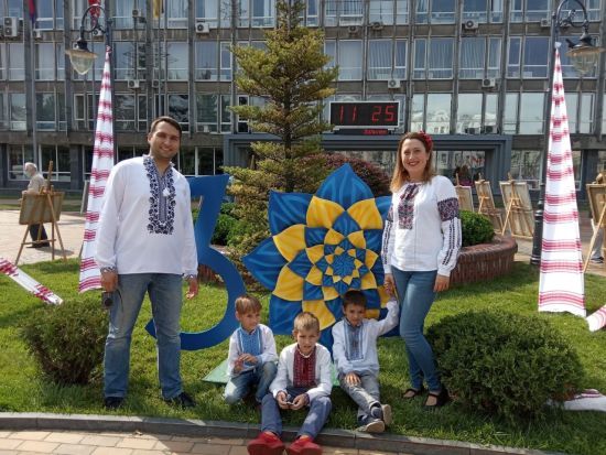 Називали мамою і татом всіх, хто їм усміхнеться: як сім'я АТОвця наважилась на всиновлення одразу трьох синів