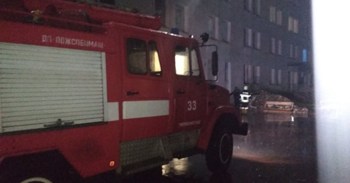 Вода была выше пояса, автомобили плавали по дороге: появились фото из затопленного города во Львовской области