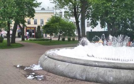 Пінний фонтан: запуск водограїв у Києві зіпсували мийним засобом
