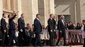 Шимон Головня делает фото во время прибытия польской делегации на похороны Папы