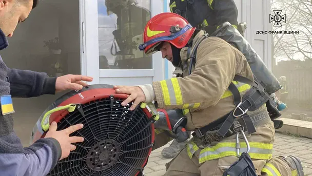 Рятувальники ліквідовують пожежу в офісі / © ДСНС в Івано-Франківській області