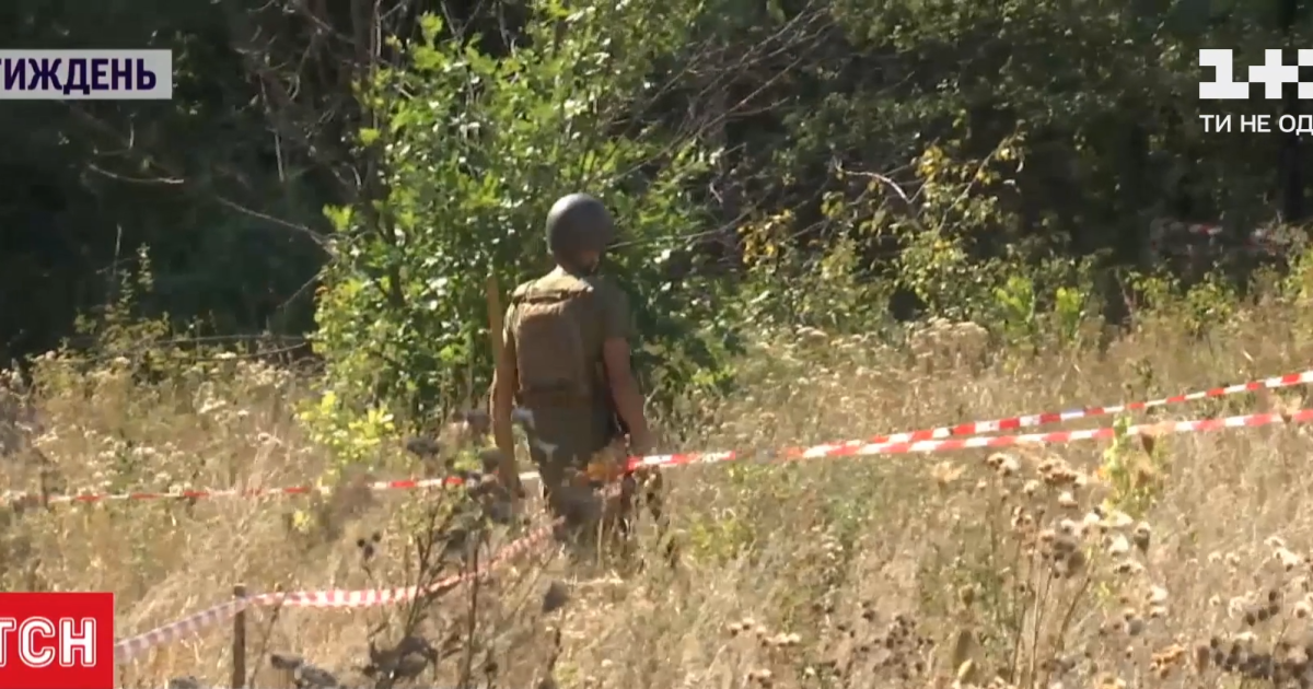 Біло-червоними стрічками українські військові позначили маршрут, яким через лісосмугу до населеного пункту Шуми мала дістатися так звана інспекція