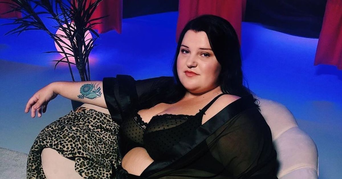 Смілива alyona alyona у спідній білизні та прозорому халатику позувала на кріслі