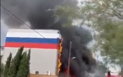 Жбурнули "коктейлі Молотова": на Кіпрі спалахнула будівля Російського центру науки та культури (відео)