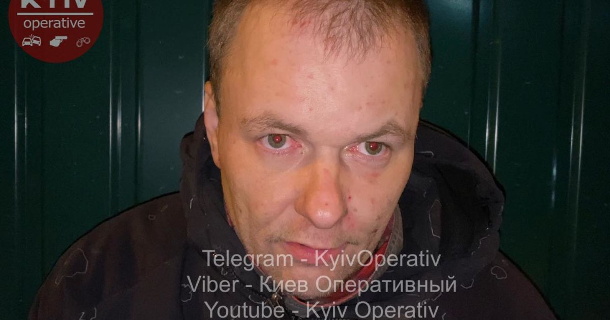 В Киеве днем мужчина работал сантехником, а вечером — ехал на мотоцикле срывать сумки: появилось видео