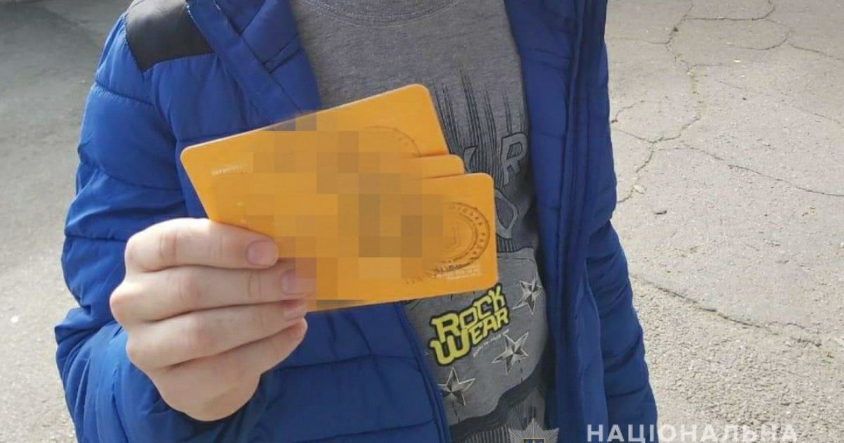 У Дніпрі батько з сином торгували спецперепустками для проїзду в транспорті