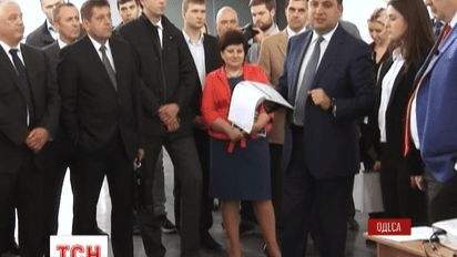 Во время визита в Одессу, Гройсману пришлось мирить Романа Насирова и Юлию Марушевский