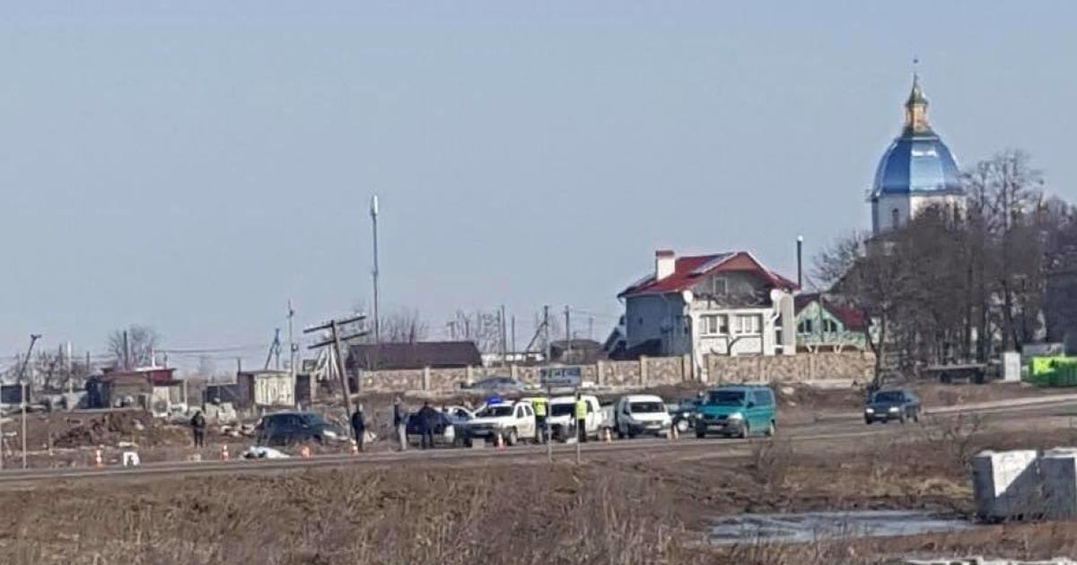 На Львівщині від причепа вантажівки відірвалось колесо і влетіло в зупинку, загинула жінка
