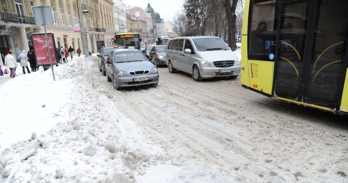 Заснеженный Киев утопает в пробках в начале недели: где труднее всего проехать
