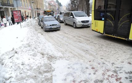 Засніжений Київ потопає у заторах на початку тижня: де найважче проїхати