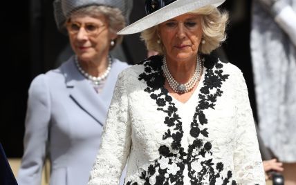 В белом платье и эффектном жакете: герцогиня Корнуольская Камилла на вручении Ордена Подвязки
