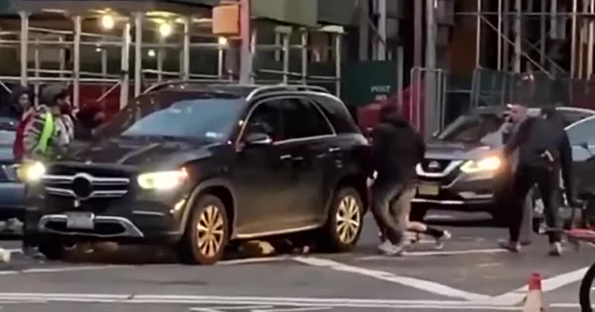 Невероятно. В Нью-Йорке прохожие подняли внедорожник, чтобы спасти женщину